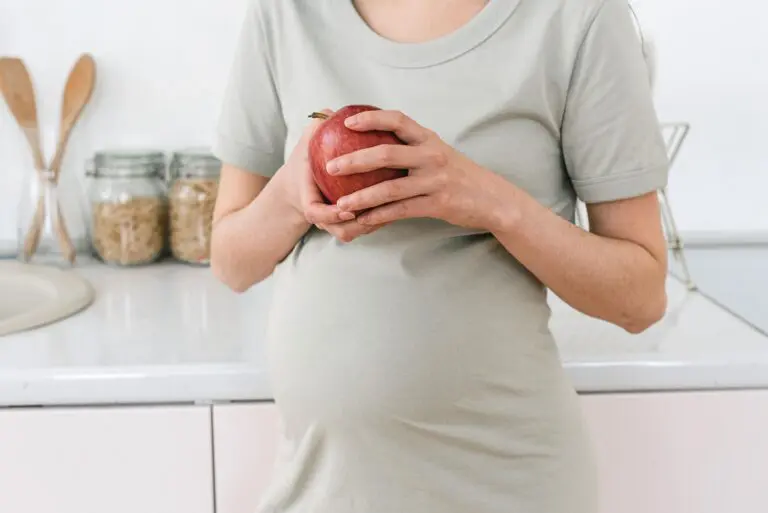 Prenatal nutrition picture, pregnant woman eating healthy